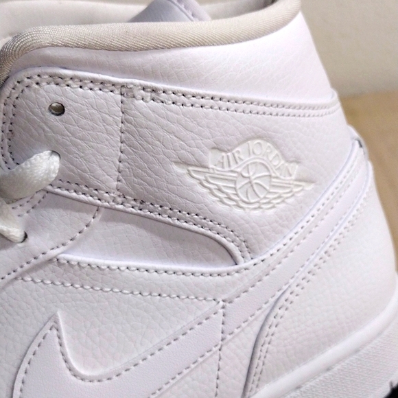 AIR JORDAN 1 MID-CUT BASKETBALL SHOES! - Picture 3 of 8